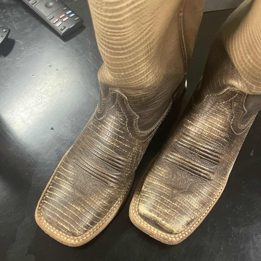 Size 6 womens ariat boots